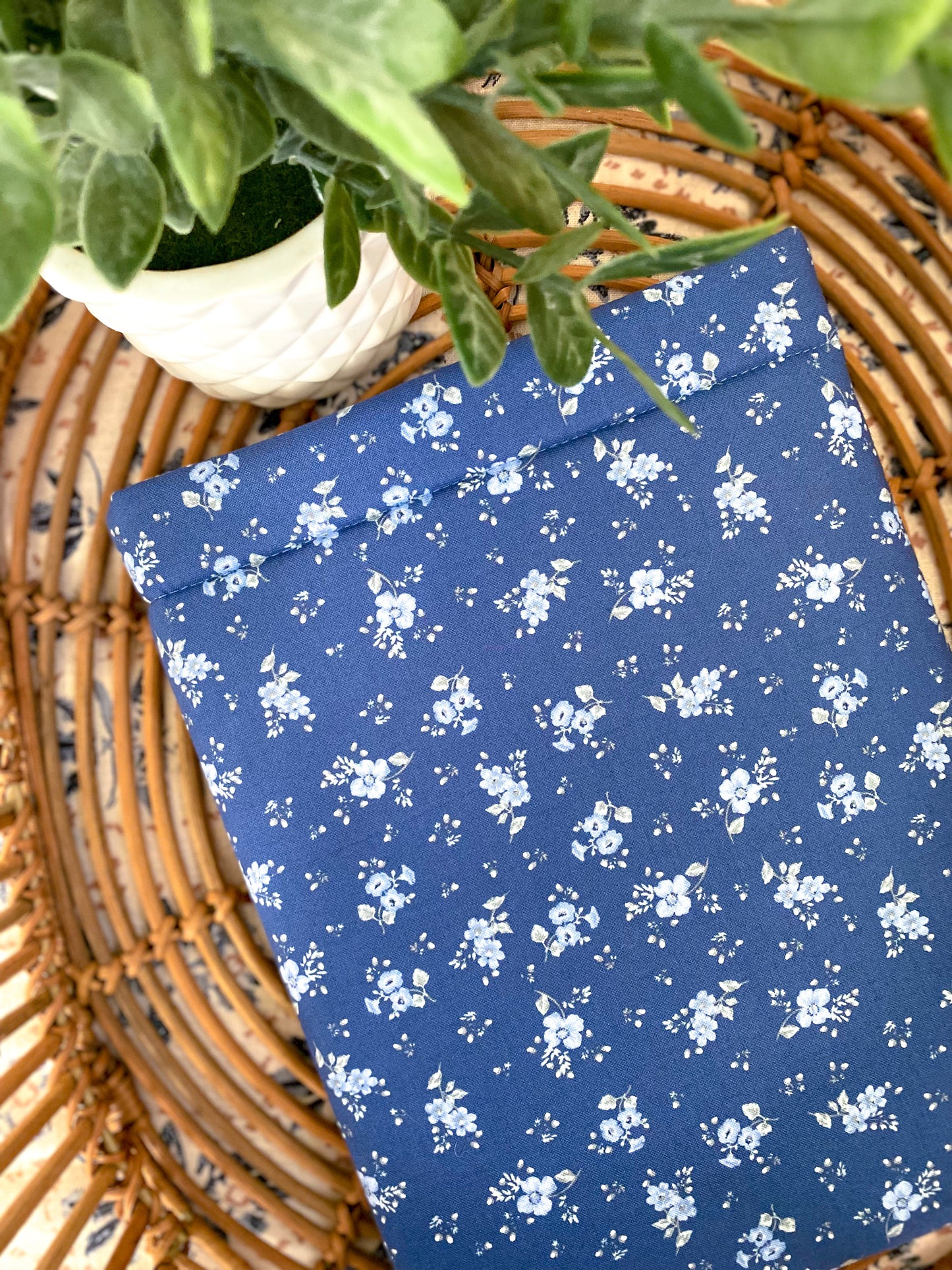 BLUE DITSY FLORAL BOOKSLEEVE